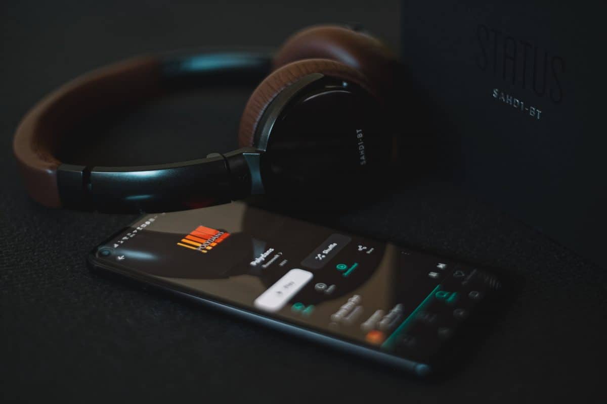 Spotify vs Apple Music: ¿cuál es mejor? 4 Un auricular y un teléfono que pueda sonar música