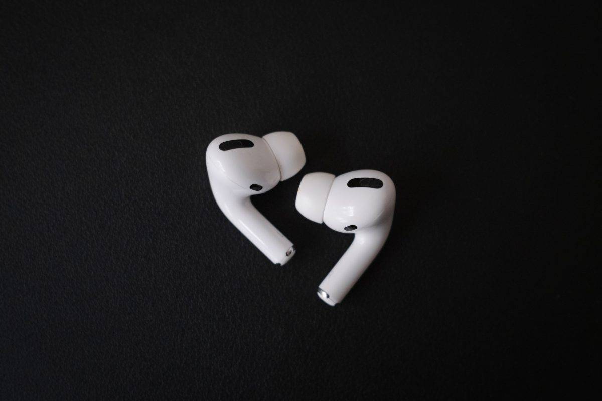 ¿Qué hago si se me perdió un solo AirPod? 3 Un par de Apple Airpods yacen sobre una superficie negra