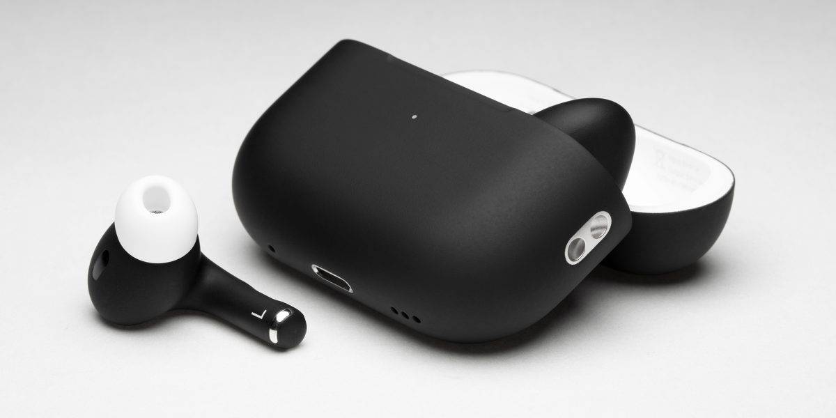 ¿Son los AirPods 2 resistentes al agua? 3 Un par de AirPods negros con un estuche de carga negro