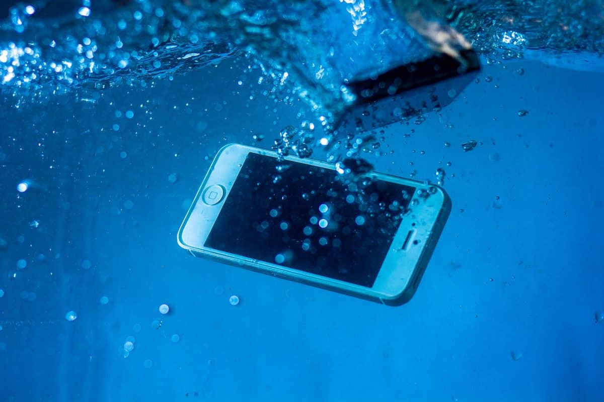 ¿El iPhone es resistente al agua? 2 iPhone sumergido en agua