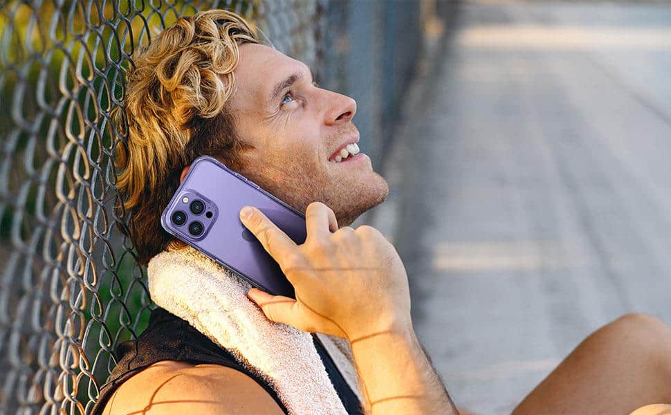 Funda Mkeke para iPhone 14 Pro a prueba: la fusión perfecta de estilo y protección 4 Un hombre está hablando con alguien que usa un iPhone 14 Pro morado oscuro