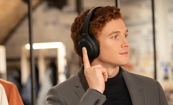 Sony WH-1000XM4 vs Bose 700: ¿cuál es mejor? 5 Una persona con auriculares Sony WH-1000XM4