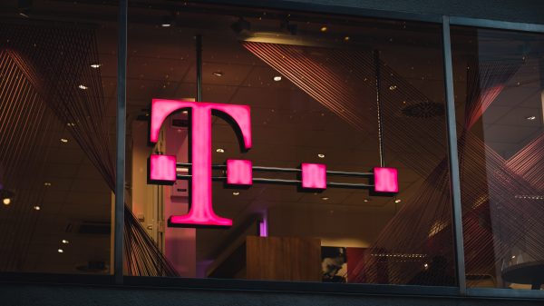 No hay tarjeta SIM o SIM no válida: iPhone no reconoce la tarjeta SIM 8 Logotipo de T-Mobile en el edificio
