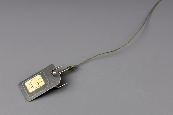 No hay tarjeta SIM o SIM no válida: iPhone no reconoce la tarjeta SIM 6 Vuelve a insertar tu tarjeta SIM si el iPhone dice que no está instalada