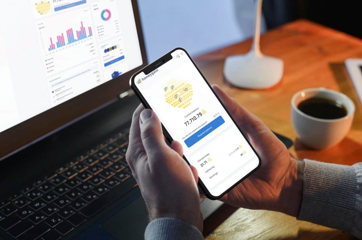 Apps para el control de gastos: 4 aplicaciones para gestionar tu presupuesto 5 Un hombre realiza un seguimiento de sus ingresos residuales mediante la aplicación móvil Honeygain