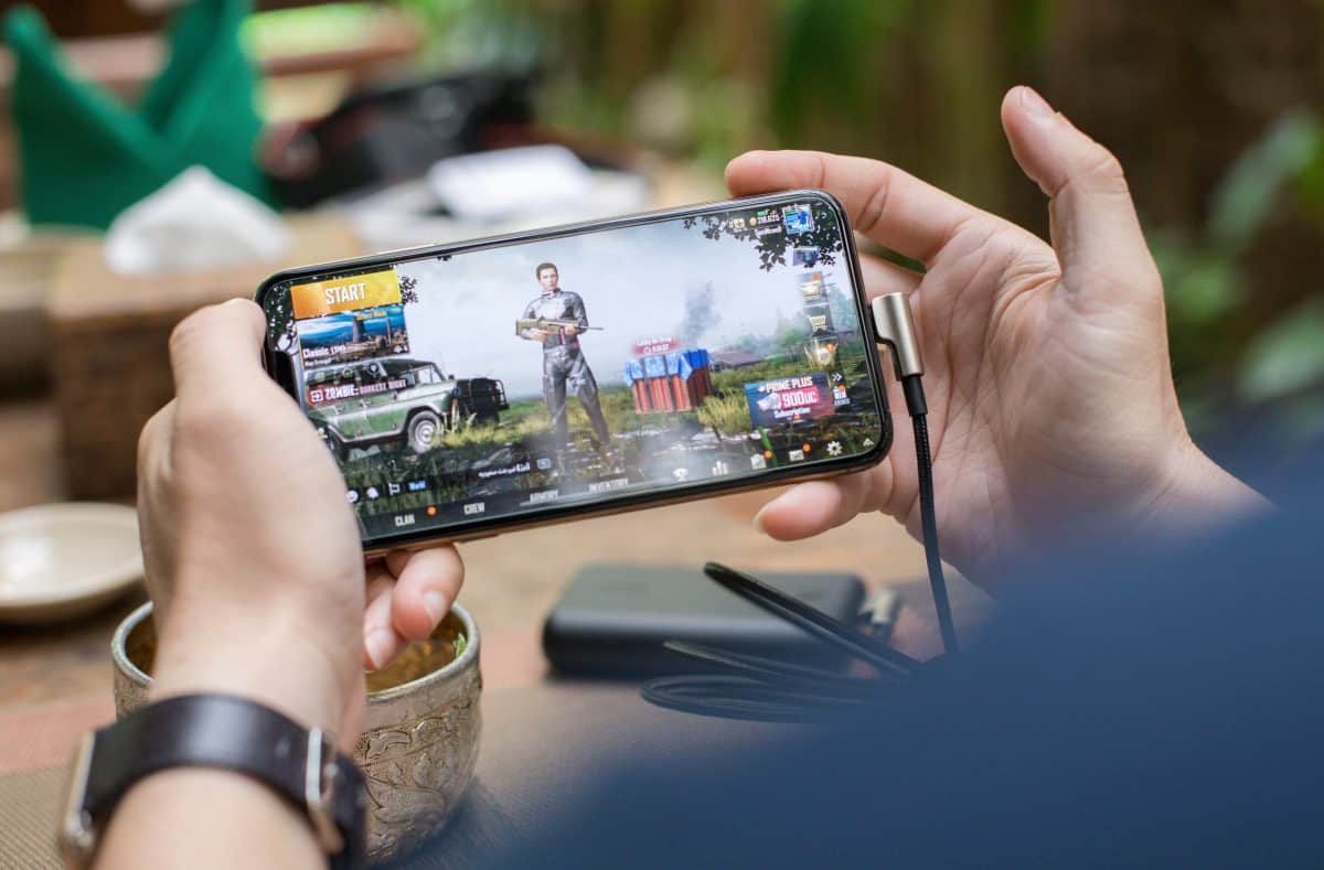 Riesgos y amenazas para la seguridad de los móvil Gamers 2 Un hombre está jugando PUBG Mobile en su teléfono