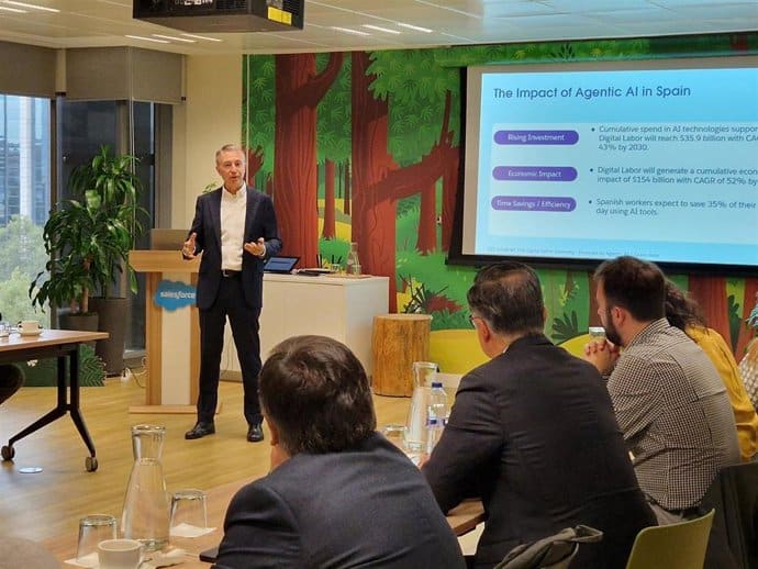 Así cambiarán el crecimiento económico los agentes de IA según los expertos de Salesforce